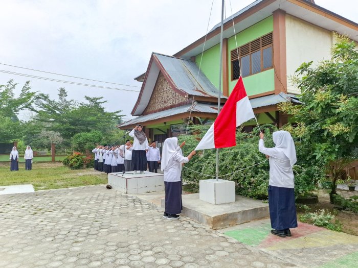 Upacara Bendera di MTsN 1 Bungo: Ibu Yesinawati Tekankan Pentingnya Menjaga Lisan dan Disiplin Berpakaian Upacara Bendera di MTsN 1 Bungo: Ibu Yesinawati Tekankan Pentingnya Menjaga Lisan dan Disiplin Berpakaian