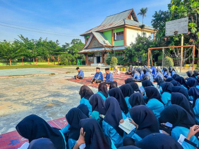 MTsN 1 Bungo Gelar Wirid Yasin di Jumat Berkah, Wujudkan Suasana Religius di Madrasah MTsN 1 Bungo Gelar Wirid Yasin di Jumat Berkah, Wujudkan Suasana Religius di Madrasah