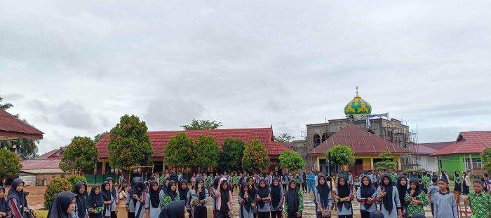 Suporter Meriahkan Lomba Joget Kursi di madrasah