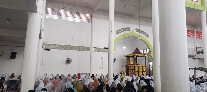Guru MTsN 2 Bungo Bacakan Tilawah pada Tabligh Akbar Maulid Nabi Guru MTsN 2 Bungo Bacakan Tilawah pada Tabligh Akbar Maulid Nabi