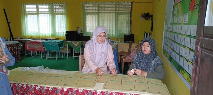 Pengawas Asesmen Pastikan Kelengkapan Dokumen Ujian Pengawas Asesmen Pastikan Kelengkapan Dokumen Ujian