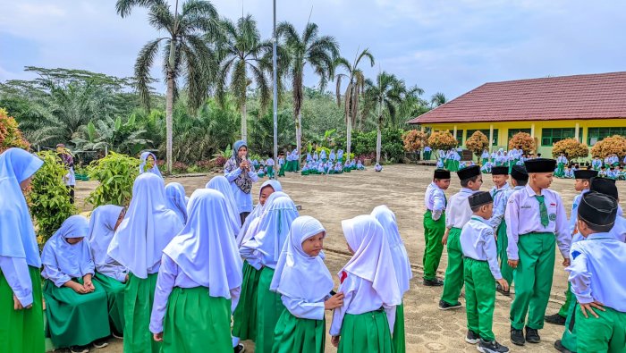 Koordinator Kesiswaan MIN 4 Tebo Kembali Ingatkan Siswa Tentang Pentingnya Kerapian Berpakaian