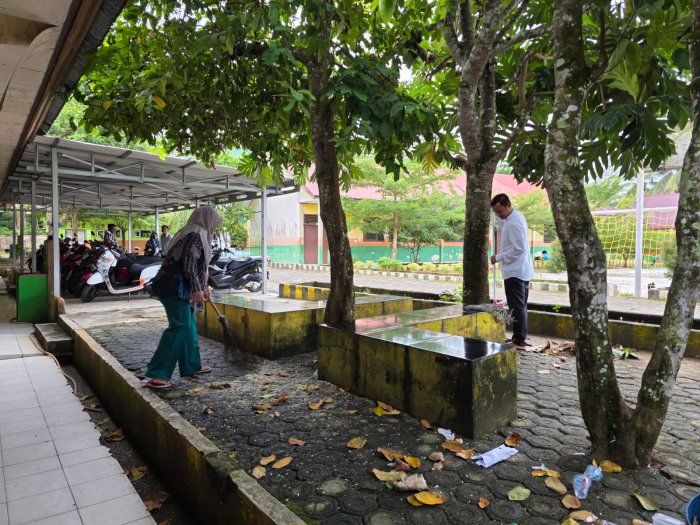 Konsisten Setiap Hari, Guru Piket Jadi Garda Terdepan Jaga Kebersihan Madrasah Konsisten Setiap Hari, Guru Piket Jadi Garda Terdepan Jaga Kebersihan Madrasah