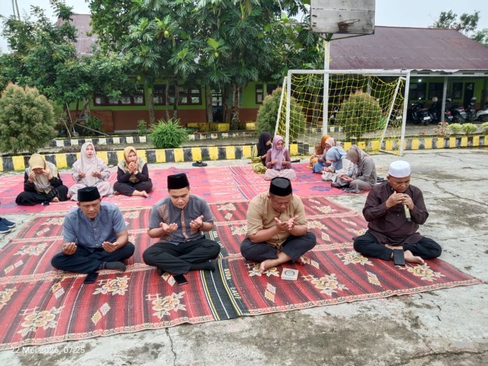 H. Afriwal Pimpin Doa Yasinan Jumat di MTsN 1 Bungo, Suasana Religius Penuh Kekhusyukan H. Afriwal Pimpin Doa Yasinan Jumat di MTsN 1 Bungo, Suasana Religius Penuh Kekhusyukan