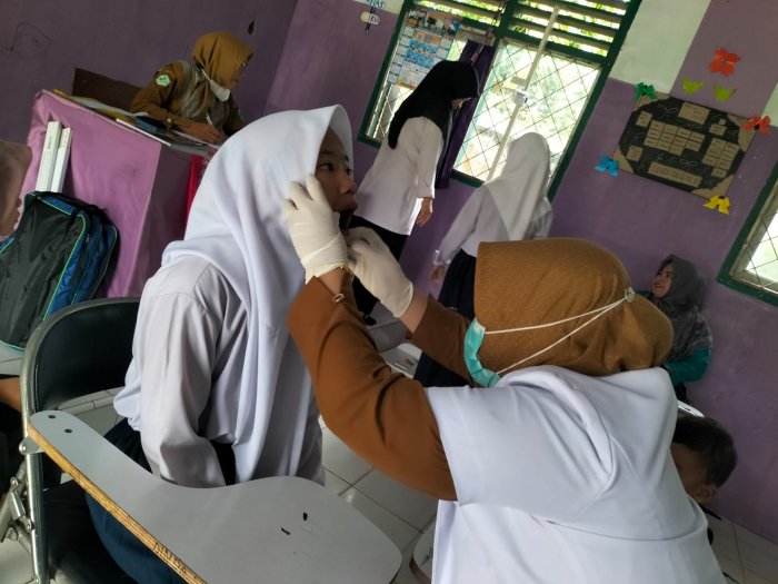 Siswa MTsN 5 Tebo Jalani Cek Kesehatan Gratis dari Puskesmas Teluk Kembang Jambu