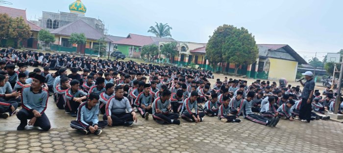 MTsN 2 Bungo Perketat Kedisiplinan Siswa Melalui Pembinaan Langsung MTsN 2 Bungo Perketat Kedisiplinan Siswa Melalui Pembinaan Langsung