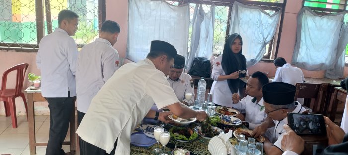 Guru MTsN 2 Bungo Rayakan Kebersamaan Usai Praktik Memasak Guru MTsN 2 Bungo Rayakan Kebersamaan Usai Praktik Memasak