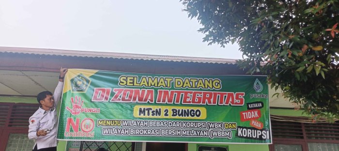 Tegaskan Komitmen Anti-Korupsi, Bapak Firdaus, S.IP Pasang Spanduk Zona Integritas di Depan Kantor MTsN 2 Bungo