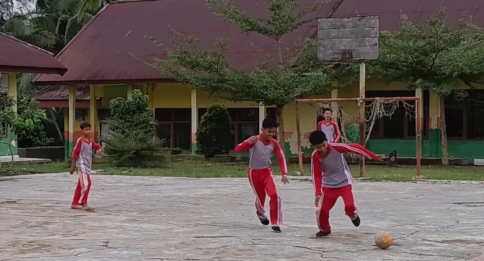 Derby Kelas VIII! Kelas VIII C Kalahkan VIII A dan Sabet Gelar Juara Futsal Class Meeting MTsN 1 Bungo Derby Kelas VIII! Kelas VIII C Kalahkan VIII A dan Sabet Gelar Juara Futsal Class Meeting MTsN 1 Bungo