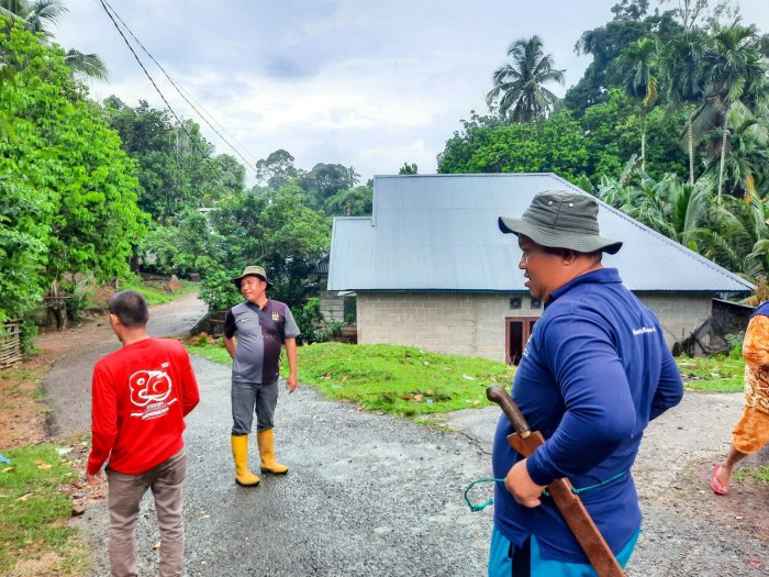 Gotong Royong GTK MTsN 1 Bungo Siapkan Bambu untuk Kegiatan JamRan 2025