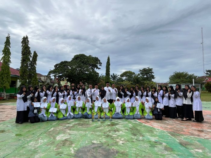 Haru! Siswa MAN 2 Bungo Serahkan Piala OMI Dihadapan Seluruh Warga Madrasah Haru! Siswa MAN 2 Bungo Serahkan Piala OMI Dihadapan Seluruh Warga Madrasah