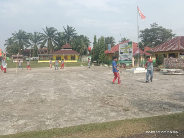 Siswa kelas X.2 melakukan kegiatan olahraga yang menyenangkan Siswa kelas X.2 melakukan kegiatan olahraga yang menyenangkan