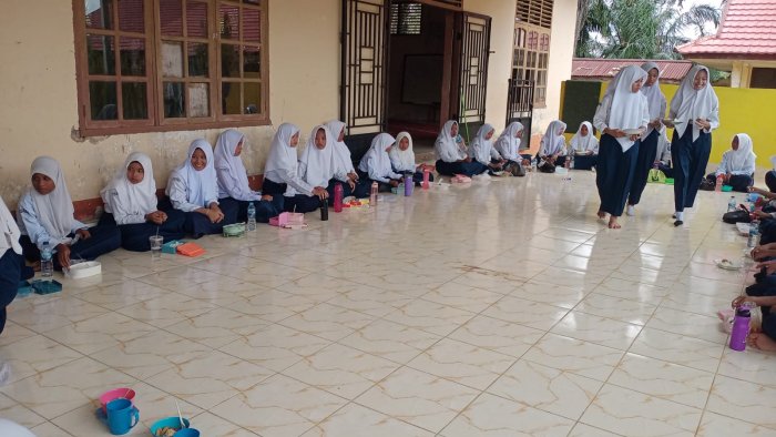 Anggota PMR MTsN 2 Bungo Gelar Makan Siang Bersama Anggota PMR MTsN 2 Bungo Gelar Makan Siang Bersama