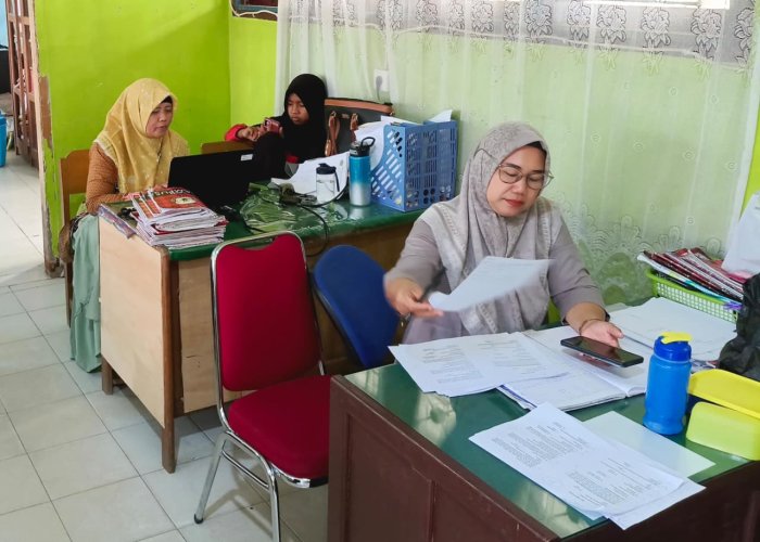 Kerja Keras Maraton Koreksi, Guru MTsN 1 Bungo Siap Olah Nilai PTS Ganjil