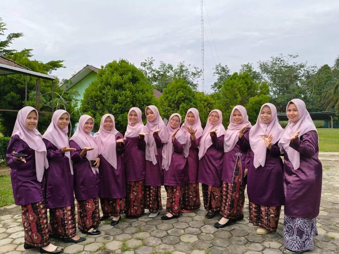 FOTO BERSAMA USAI PENILAIAN KINERJA KEPALA MADRASAH (PKKM) MTSN 5 TEBO, MENINGKATKAN KEAKRABAN DAN KEKELUARGAAN
