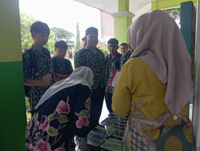 Di Tengah Asesmen Semester Genap, Program Makan Bergizi Gratis di MAN 2 Bungo Tetap Berjalan Lancar Di Tengah Asesmen Semester Genap, Program Makan Bergizi Gratis di MAN 2 Bungo Tetap Berjalan Lancar