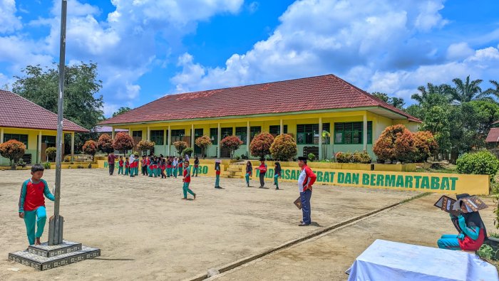 MIN 4 Tebo Gabungkan Kelas 4A dan 4B dalam Latihan Upacara untuk Perkuat Koordinasi
