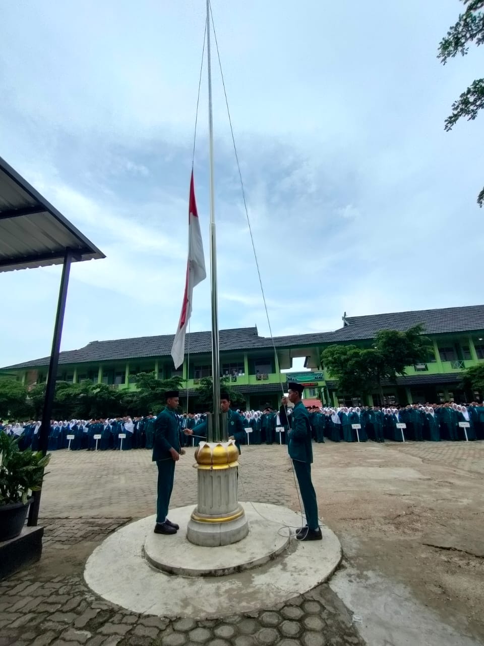 Upacara Hari Senin di MAN 2 Kota Jambi Berlangsung Khidmat, Pembina Upacara Sampaikan Enam Syarat Memperoleh Ilmu