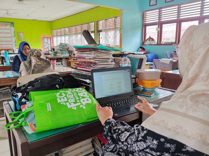 Manfaatkan Waktu Senggang dengan Produktif, Guru di MTsN 1 Bungo Kembangkan Media Pembelajaran Inovatif Manfaatkan Waktu Senggang dengan Produktif, Guru di MTsN 1 Bungo Kembangkan Media Pembelajaran Inovatif