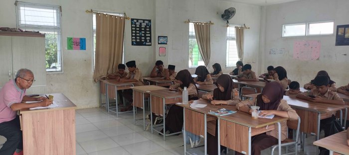 Fokus dan Kondusif, Mengintip Suasana Hangat Ujian Semester di MTsN 2 Bungo Fokus dan Kondusif, Mengintip Suasana Hangat Ujian Semester di MTsN 2 Bungo