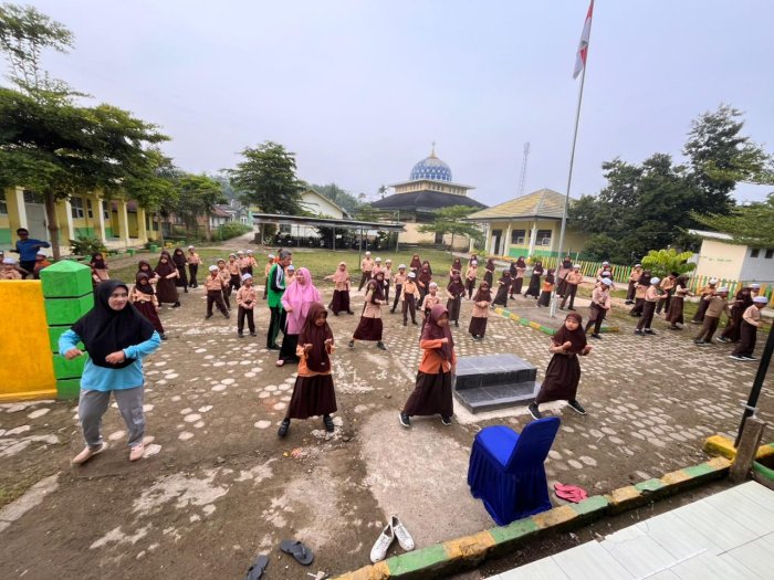 Kompak dan Sehat! Intip Keseruan Senam Pagi Siswa-Siswi MIN 1 Muaro Jambi Bersama Majlis Guru Staf Kompak dan Sehat! Intip Keseruan Senam Pagi Siswa-Siswi MIN 1 Muaro Jambi Bersama Majlis Guru Staf