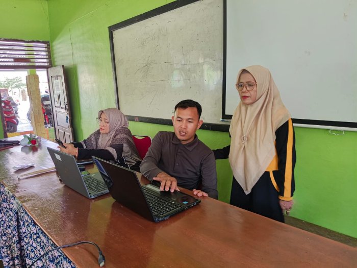 Wujudkan Tertib Administrasi, Operator MTsN 1 Bungo Dampingi Guru Cek Data EMIS GTK dan SIMPEG