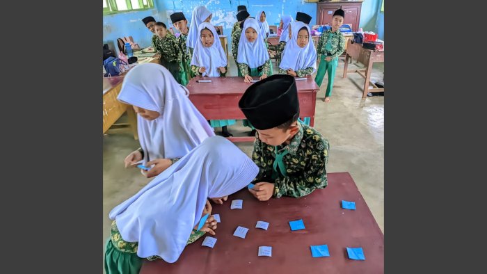 Siswa Kelas 3B MIN 4 Tebo Menikmati Keseruan Belajar dengan Kartu Make a Match Siswa Kelas 3B MIN 4 Tebo Menikmati Keseruan Belajar dengan Kartu Make a Match