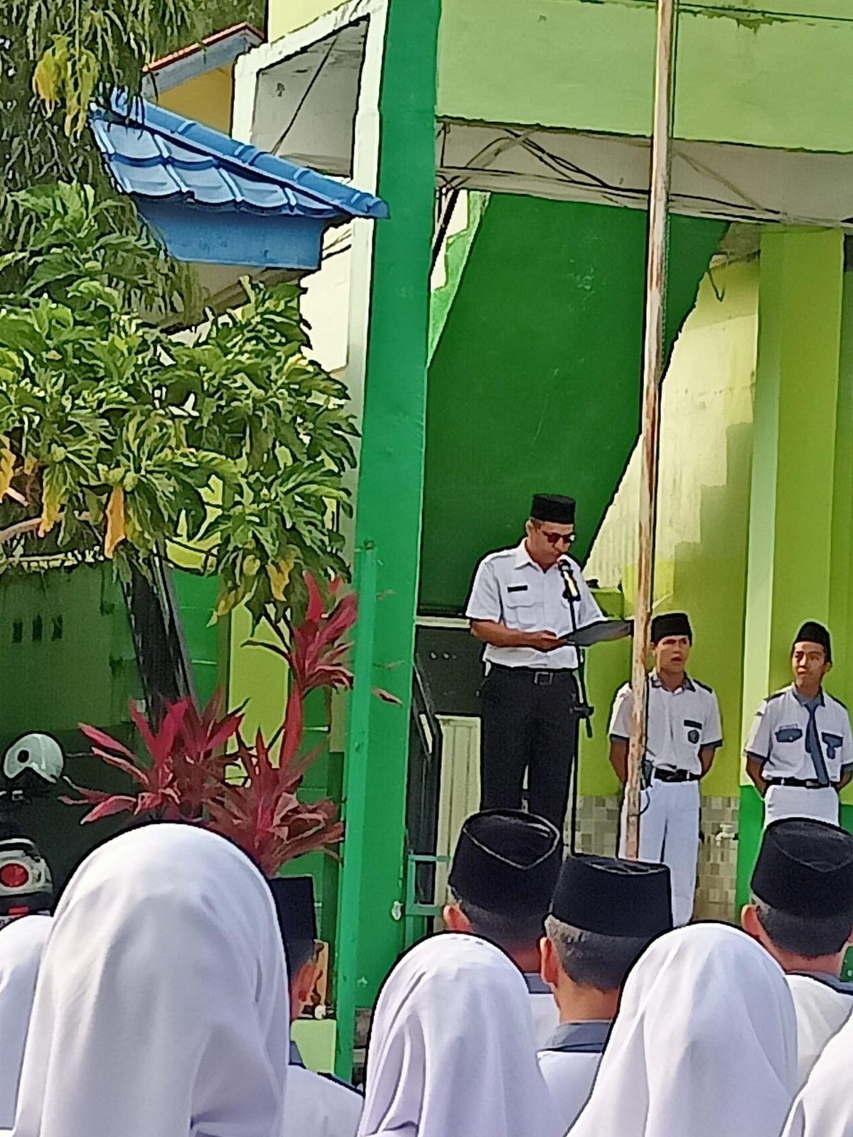 Lebih menghargai Nilai-nilai Perjuangan dan Kepahlawanan melalui Upacara Peringatan Hari Pahlawan. Lebih menghargai Nilai-nilai Perjuangan dan Kepahlawanan melalui Upacara Peringatan Hari Pahlawan.