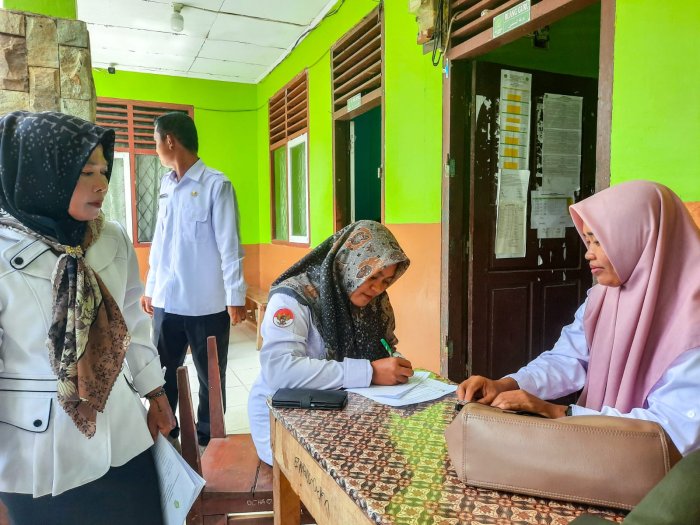 Staf TU MTsN 1 Bungo, Cici Sendi, S.Sos., Berperan Aktif dalam Verifikasi Peserta Didik Penerima PKH Staf TU MTsN 1 Bungo, Cici Sendi, S.Sos., Berperan Aktif dalam Verifikasi Peserta Didik Penerima PKH