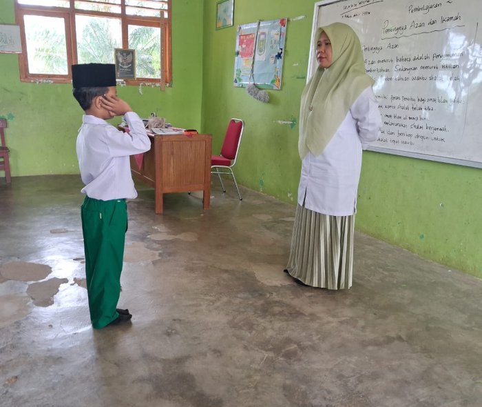 Siswa Kelas 2 MIN 3 Tebo Praktik Azan dalam Pembelajaran Fikih, Guru Berikan Bimbingan Intensif