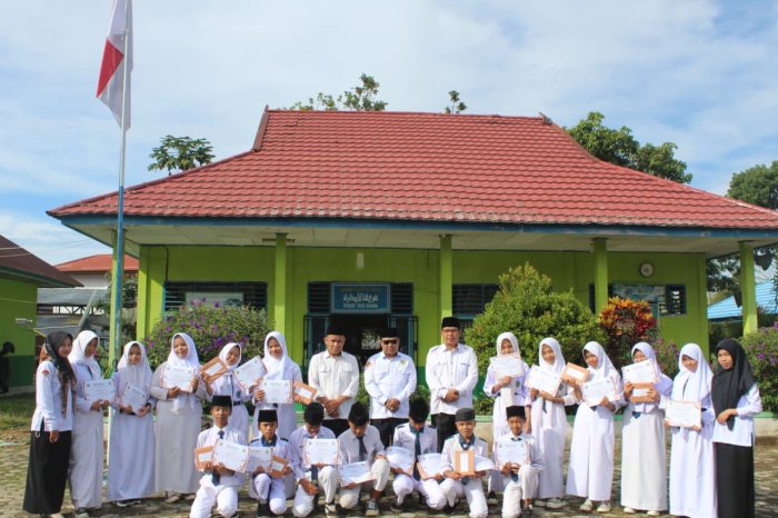 MTsN 4 Kerinci Apresiasi Peserta Aktif Ekstrakurikuler Drumband dan Barisan Indah