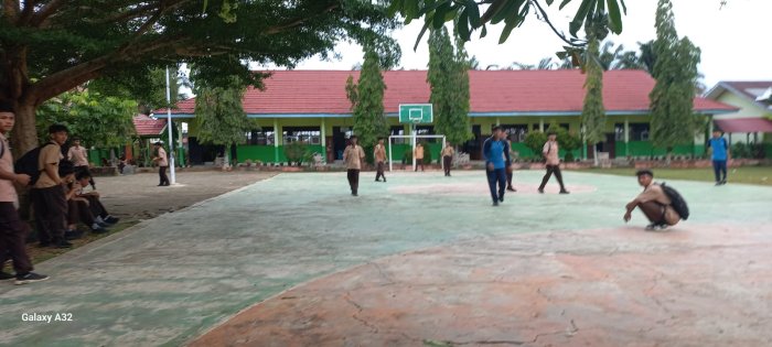 Manfaatkan Waktu Istirahat, Siswa Bermain Sepak Bola dengan Penuh Semangat Manfaatkan Waktu Istirahat, Siswa Bermain Sepak Bola dengan Penuh Semangat