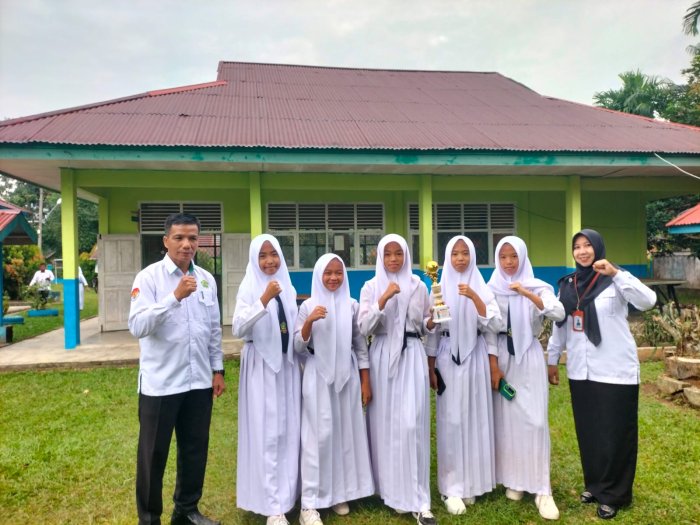 Tim Voli Putri MTsN 5 Tebo Torehkan Prestasi Gemilang di Turnamen Desa Ulak Banjir Rambahan Tim Voli Putri MTsN 5 Tebo Torehkan Prestasi Gemilang di Turnamen Desa Ulak Banjir Rambahan