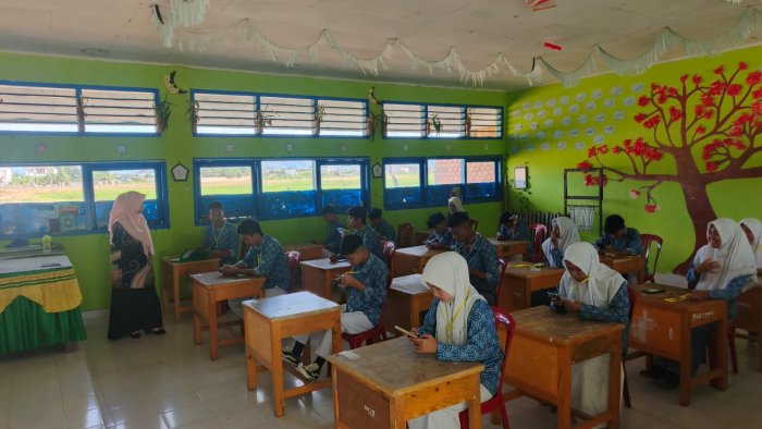 Disiplin dan Tertib, Hari Kedua Ujian Madrasah MAN 1 Kerinci Penuh Semangat Disiplin dan Tertib, Hari Kedua Ujian Madrasah MAN 1 Kerinci Penuh Semangat