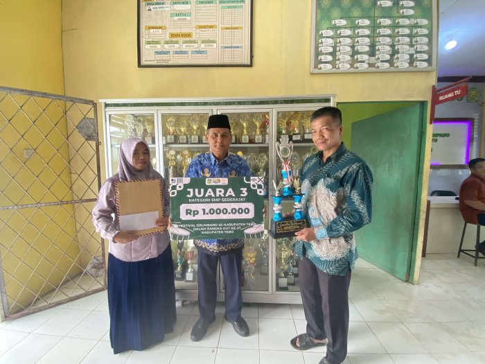 MTsNEGERI 5 TEBO SERAHKAN PIALA PRESTASI DRUMBAND GITA BAHANA KEPADA KEPALA MADRASAH MTsNEGERI 5 TEBO SERAHKAN PIALA PRESTASI DRUMBAND GITA BAHANA KEPADA KEPALA MADRASAH