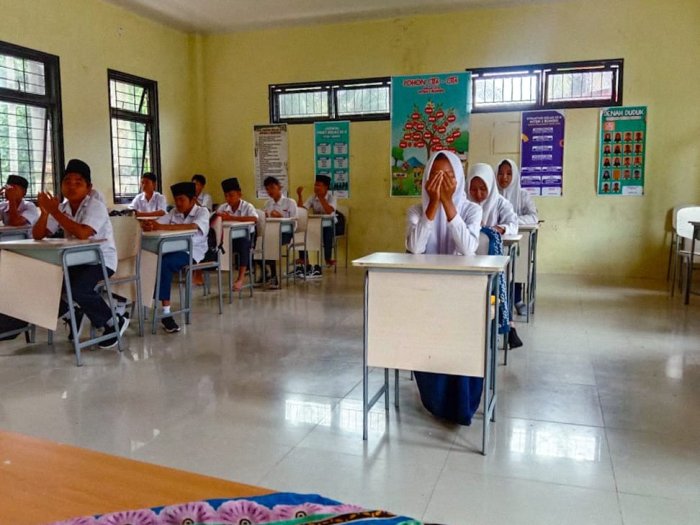 Pembiasaan Berdoa di MTsN 1 Bungo: Memperkuat Karakter Religius Siswa dalam Setiap Aktivitas Belajar Pembiasaan Berdoa di MTsN 1 Bungo: Memperkuat Karakter Religius Siswa dalam Setiap Aktivitas Belajar