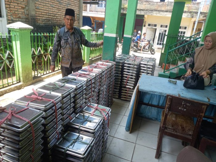 Dukung Kesehatan dan Pembentukan Karakter Siswa, Kepala Madrasah Afrinal. Pantau Langsung Pelaksanaan MBG Hari Jumat Dukung Kesehatan dan Pembentukan Karakter Siswa, Kepala Madrasah Afrinal. Pantau Langsung Pelaksanaan MBG Hari Jumat