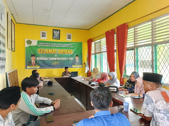Kepala MTsN 5 Tebo Diskusikan Program Ekstrakurikuler Bersama 14 Pembina