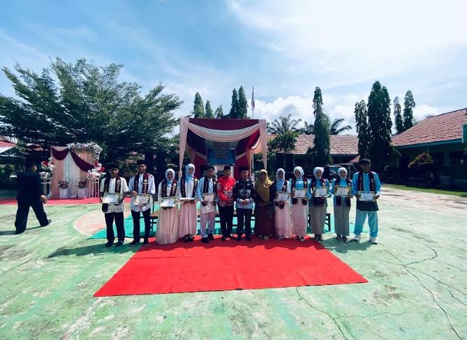 Mengukir Prestasi dengan Al-Quran, Siswa MAN 2 Bungo Resmi Diwisuda sebagai Hafidz Mengukir Prestasi dengan Al-Quran, Siswa MAN 2 Bungo Resmi Diwisuda sebagai Hafidz
