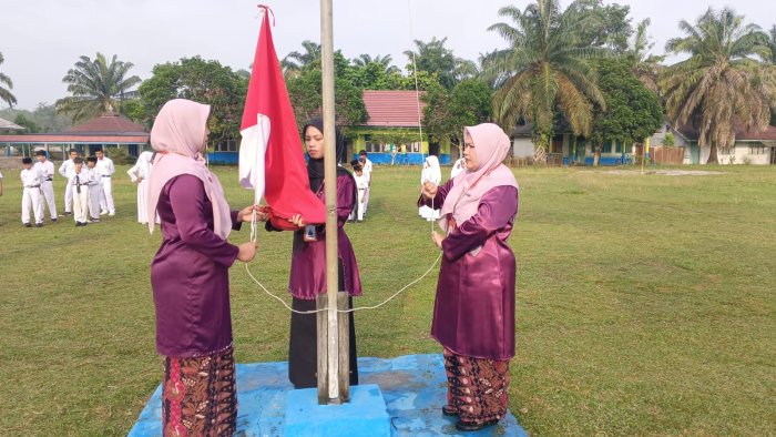 Petugas Pengibar Bendera MTsN 5 Tebo Tampil Percaya Diri