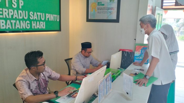 MTsN 1 Batang Hari Tetap Layani Masyarakat Sepenuh Hati di Tengah Pekatnya Kabut Asap