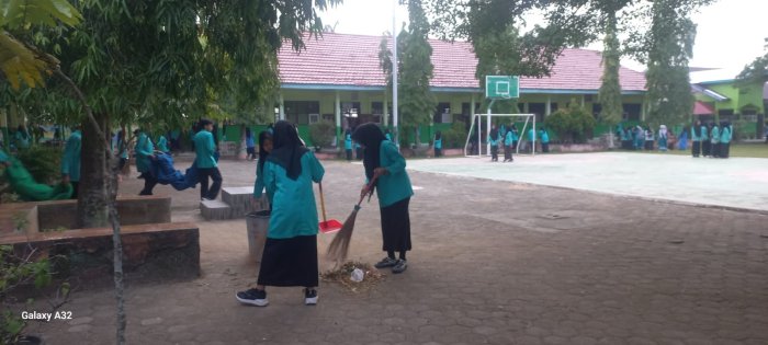 Wujudkan Lingkungan Belajar Nyaman, Siswa MAN 2 Bungo Gelar Aksi Bersih-Bersih Ruang Kelas Wujudkan Lingkungan Belajar Nyaman, Siswa MAN 2 Bungo Gelar Aksi Bersih-Bersih Ruang Kelas