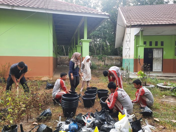 Rawat Lingkungan, Rawat Karakter: Ketua P5RA Apresiasi Antusias Siswa dalam Pengisian Tanah dan Pupuk ke Pot Bunga Rawat Lingkungan, Rawat Karakter: Ketua P5RA Apresiasi Antusias Siswa dalam Pengisian Tanah dan Pupuk ke Pot Bunga