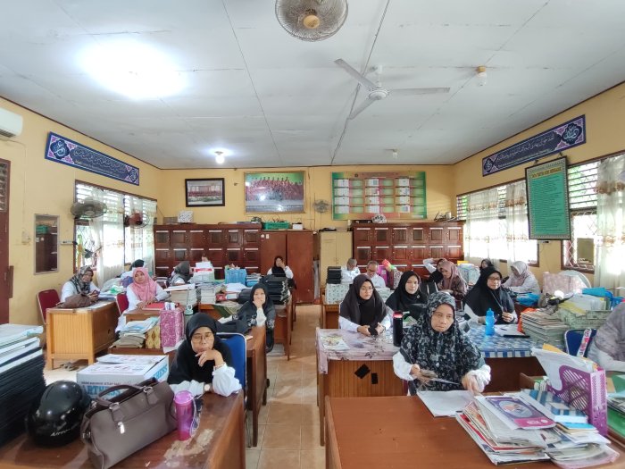 MTsNegeri 1 Kota Jambi Gelar Rapat Evaluasi Akhir Semester MTsNegeri 1 Kota Jambi MTsNegeri 1 Kota Jambi Gelar Rapat Evaluasi Akhir Semester MTsNegeri 1 Kota Jambi