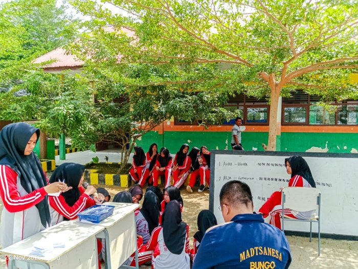 Tegang dan Antusias! Proses Penghitungan Suara PILKASIM 2025 MTsN 1 Bungo Berjalan Transparan dan Tertib Tegang dan Antusias! Proses Penghitungan Suara PILKASIM 2025 MTsN 1 Bungo Berjalan Transparan dan Tertib