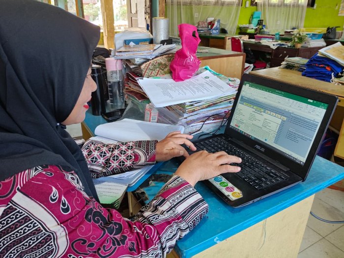 Dedikasi Guru MTsN 1 Bungo: Ibu Hakimah, S.Pd.I. Rampungkan Analisis Penilaian Harian Dedikasi Guru MTsN 1 Bungo: Ibu Hakimah, S.Pd.I. Rampungkan Analisis Penilaian Harian