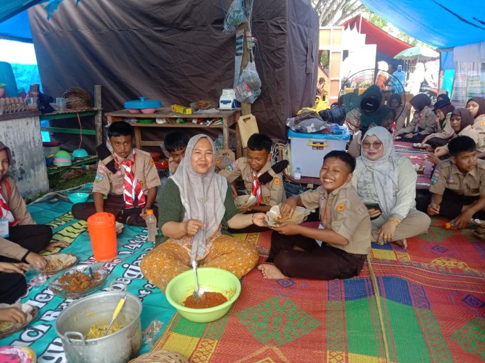 Eratkan Kebersamaan di Tengah Panasnya Matahari: Kontingen MTsN 1 Bungo Nikmati Makan Siang Kompak di Tenda Jamran 2025 Eratkan Kebersamaan di Tengah Panasnya Matahari: Kontingen MTsN 1 Bungo Nikmati Makan Siang Kompak di Tenda Jamran 2025