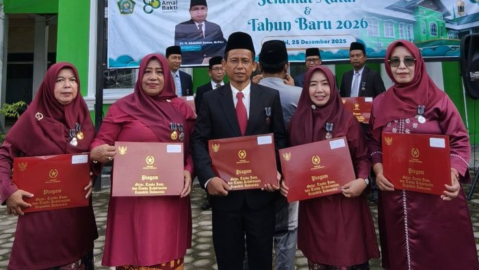 Enam Guru MTsN 3 Kota Jambi Terima Satyalencana Karya Satya, Dedikasi Puluhan Tahun Mengabdi untuk Pendidikan Enam Guru MTsN 3 Kota Jambi Terima Satyalencana Karya Satya, Dedikasi Puluhan Tahun Mengabdi untuk Pendidikan