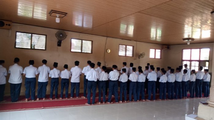 Sinergi Spiritual Siswa Kelas VII MTsN 2 Bungo Gelar Sholat Dhuha Berjamaah