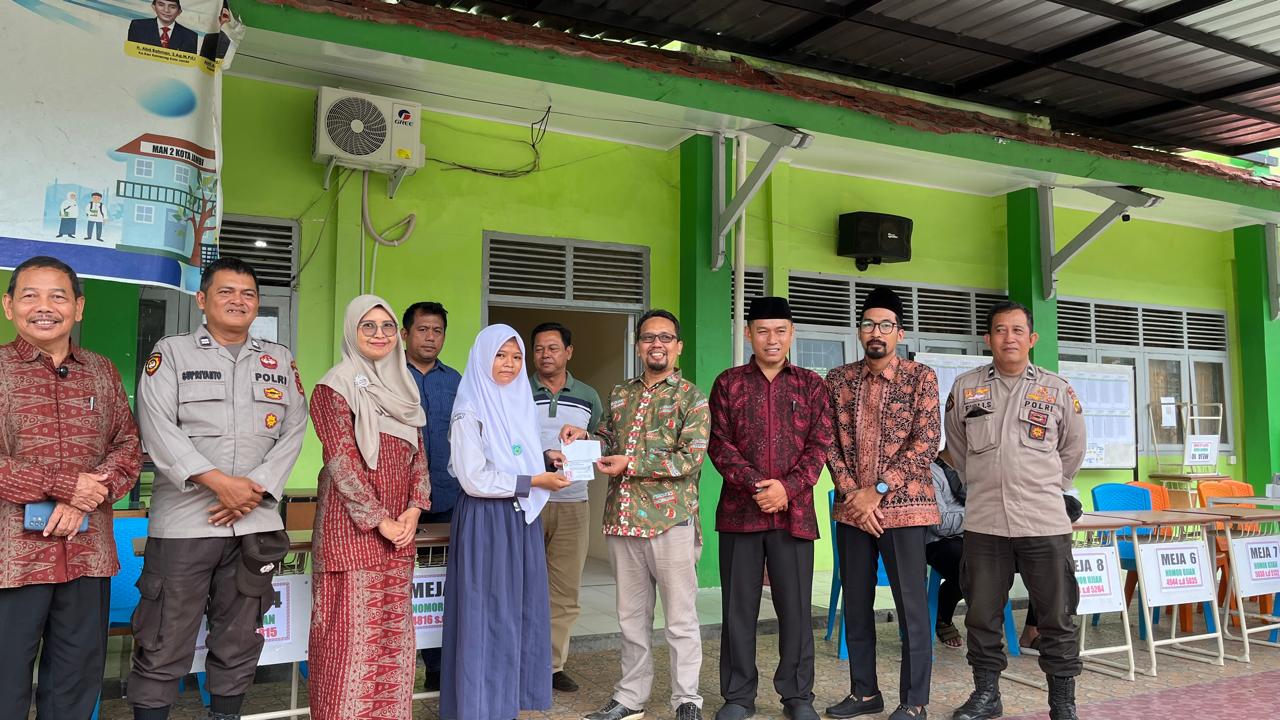Ghaitsa Tri Ardiyani Raih Peringkat Pertama pada Seleksi CAT PPDB MAN 2 Kota Jambi Tahun 2025 Ghaitsa Tri Ardiyani Raih Peringkat Pertama pada Seleksi CAT PPDB MAN 2 Kota Jambi Tahun 2025